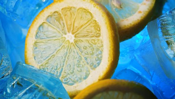 Wer Zitronen einfriert, kann sie länger haltbar machen.