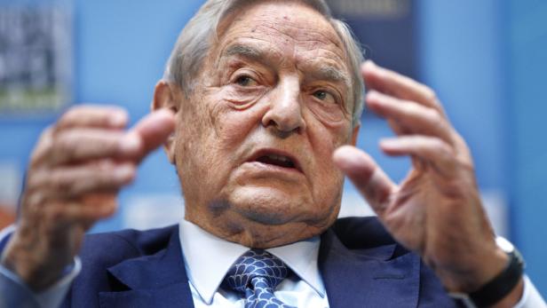 George Soros gestikuliert während einer Rede.