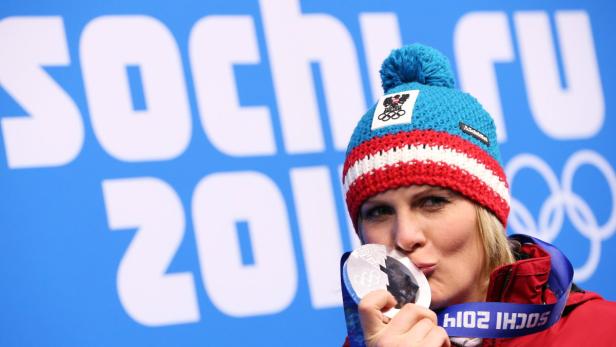 Eine österreichische Athletin küsst ihre Silbermedaille bei den Olympischen Winterspielen in Sotschi 2014.