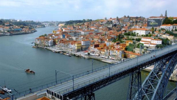 Blick auf die Altstadt von Porto mit der Dom-Luís-I-Brücke über den Douro.