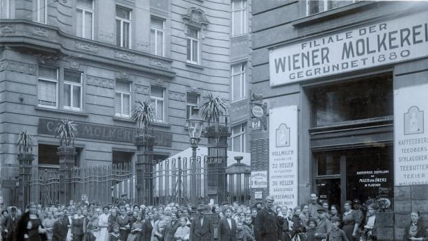 Die Bevölkerung Wiens hungert und steht Schlange vor Bäckereien oder Molkereien – hier in der Radetzkystraße im Jahre 1915