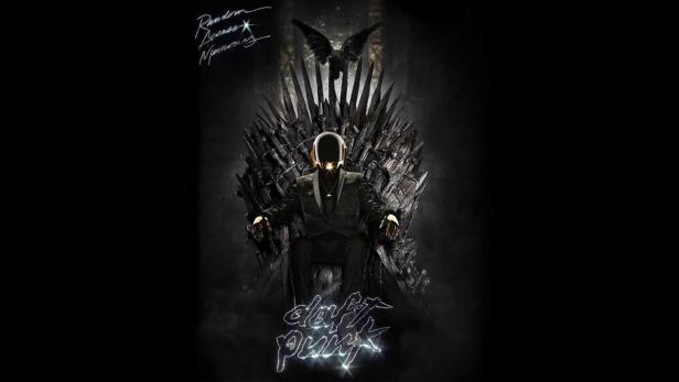 Ein Mitglied von Daft Punk sitzt auf einem Thron aus Schwertern.