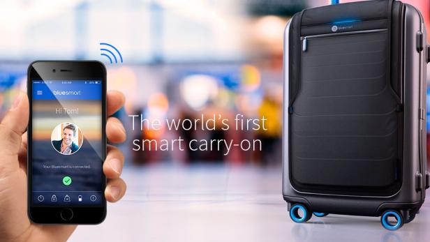 Ein Bluesmart-Koffer wird mit einem Smartphone verbunden.