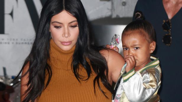Kim Kardashian mit ihrer Tochter North West.