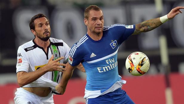 Zwei Fußballspieler kämpfen um den Ball.