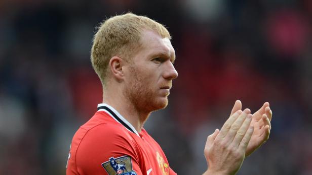 Paul Scholes im Trikot von Manchester United klatscht Beifall.