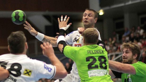 Ein Handballspieler wirft den Ball während eines Spiels.