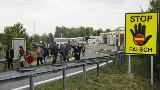Einige Flüchtlinge setzten sich am Freitag zu Fuß Richtung Wien in Bewegung.