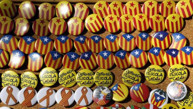Eine Sammlung von Buttons mit der Estelada-Flagge und katalanischen Symbolen.