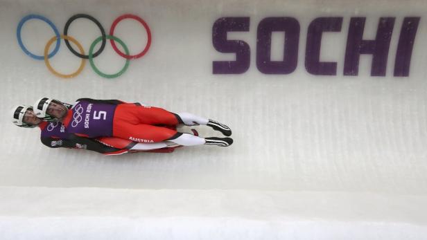Ein österreichisches Doppelsitzer-Rodelteam rast in Sotschi eine Eisbahn hinunter.