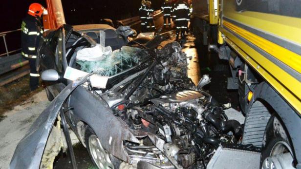 Ein schwerer Autounfall mit einem beteiligten LKW und Rettungskräften vor Ort.