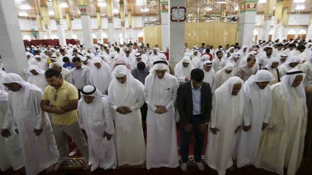 Sunniten und Schiiten in Saudi-Arabien bei einem Solidaritäts-Gebet nach Terroranschlägen.