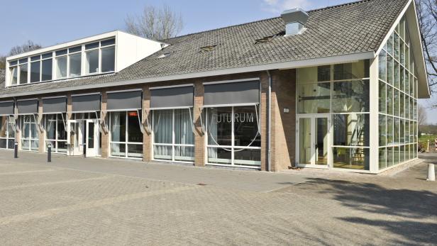 Das Futurum Haren, ein Veranstaltungsort mit Glasfassade und Ziegeldach.