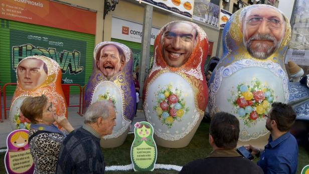 Puppen der vier spanischen Spitzenkandidaten vor dem &quot;Fallas&quot;-Fest in Valencia