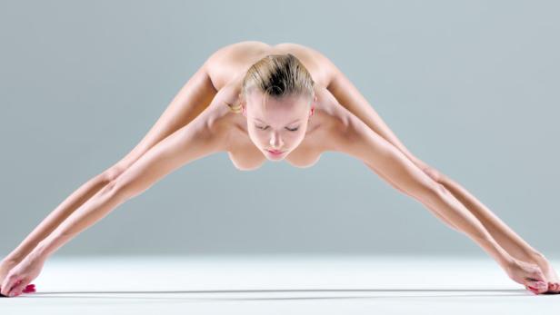 Gegrätschte stehende Vorbeuge: Yoga ist Entspannung mit dem Nebeneffekt eines Workouts. Bei Model Luba Shumeyko sieht das alles ganz einfach aus.