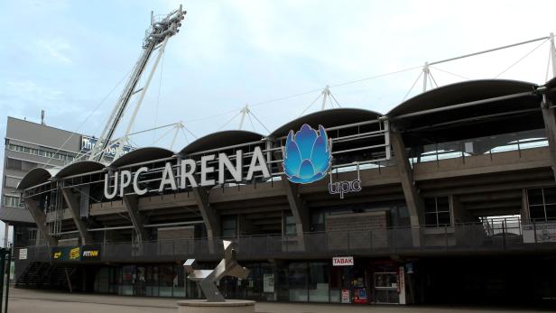 Die UPC Arena in Graz mit einer silbernen Skulptur im Vordergrund.