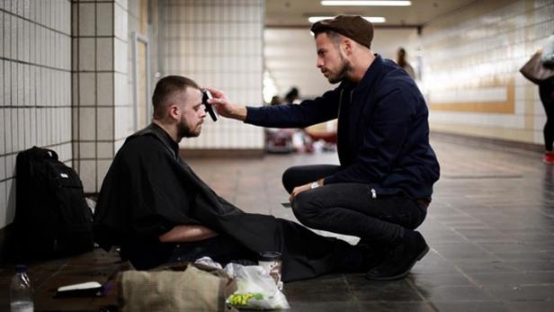 Friseur verpasst Obdachlosen kostenlosen Haarschnitt