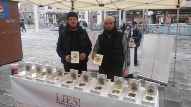 Der Wiener Halid B. (re.) und ein Bekannter verschenken jeden Freitag auf der Mariahilfer Straße den Koran