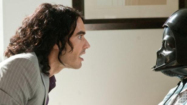 Russell Brand schaut eine Person mit einem Darth Vader-Helm an.
