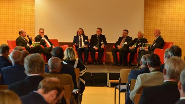 Max Hiegelsberger, Andrä Rupprechter, Josef Ertl (Moderation), Helmut Brunner, Walter Heidl, Jakob Auer und Professor Michael Schmitz (v.l.).