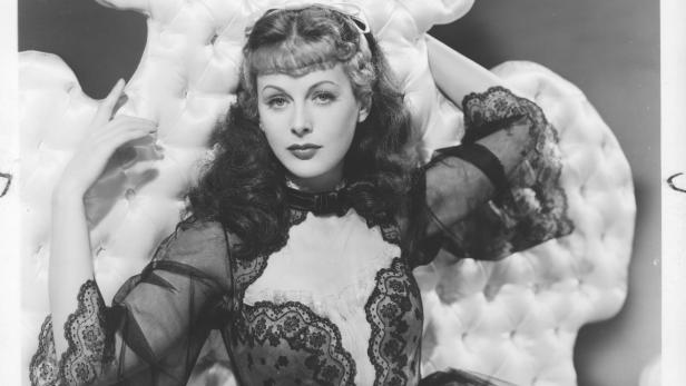 Die Welt bezeichnete sie als &quot;die jüdische Marilyn Monroe der Weltkriegsjahre&quot;: Die österreichische Schauspielerin und Erfinderin Hedy Lamarr, die 1933 mit der ersten Nacktszene in die Filmgeschichte einging und in Folge zu einem der größten Hollywood-Stars ihrer Zeit wurde.