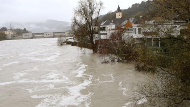 Die Lavant droht wieder über die Ufer zu treten.