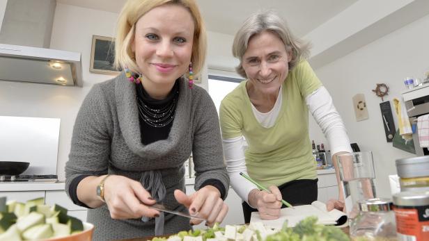 Heidi Strobl kocht mit Katharina Strasser ein vegetarisches Wok-Gericht.