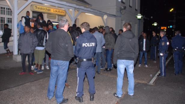 Rund 30 Polizisten waren im Einsatz, um die Situation zu beruhigen.