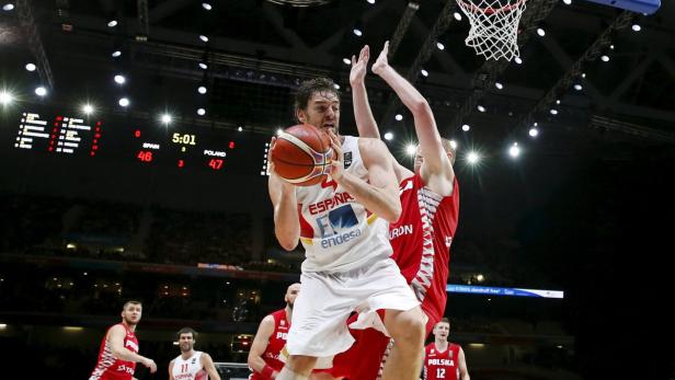 Ein Basketballspieler im spanischen Trikot beim Wurf auf den Korb während eines Spiels gegen Polen.