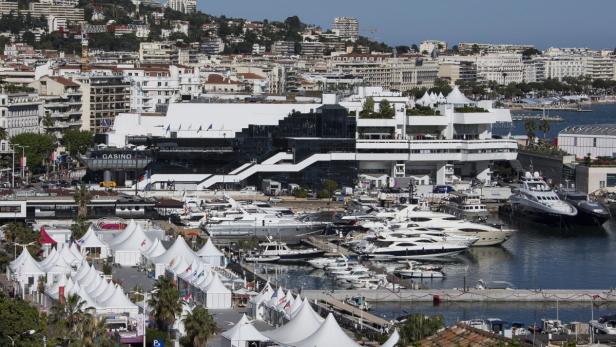 epa03704611 (FILE) A file photograph dated 13 May 2013 shows a general view of the Palais du Festival (festival palace) dominating the old port of Cannes, in Cannes, France. Jewels worth over 1 million dollars were stolen from a hotel room during the Cannes Film Festival, French media reports said 17 May 2013. EPA/IAN LANGSDON *** Local Caption *** 50827614