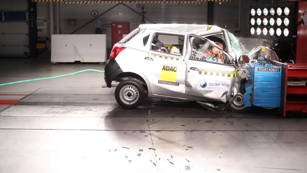 Ein Auto während eines Crashtests mit Dummies an Bord.