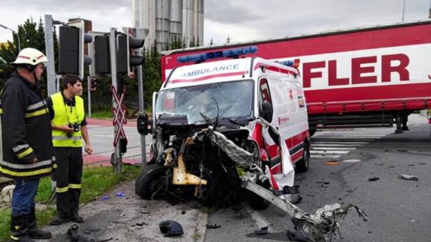 Das beschädigte Rettungsauto nach dem Unfall