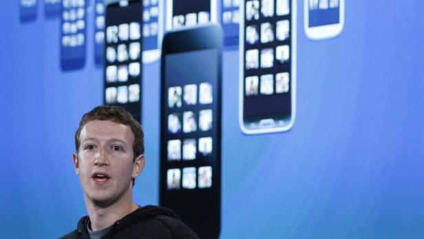 Mark Zuckerberg, Facebook&#039;s co-founder and chief executive during a Facebook press event to introduce &#039;Home&#039; a Facebook app suite that integrates with Android, in Menlo Park, California, April 4, 2013. REUTERS/Robert Galbraith (UNITED STATES - Tags: BUSINESS SCIENCE TECHNOLOGY TELECOMS TPX IMAGES OF THE DAY)