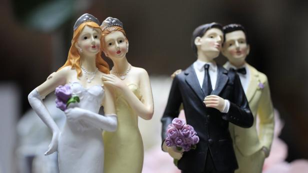 Same-sex couple plastic figurines are displayed during a gay wedding fair (salon du mariage gay) in Paris April 27, 2013, four days after the French parliament approved a law allowing same-sex couples to marry and adopt children. REUTERS/Gonzalo Fuentes (FRANCE - Tags: POLITICS SOCIETY)