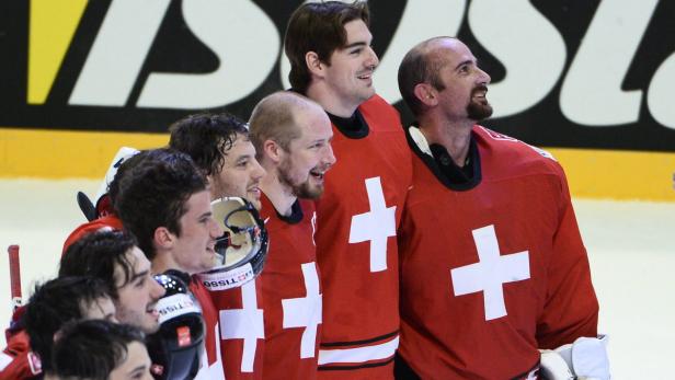 epa03703483 Swiss goalkeeper Martin Gerber (R) and his team mates jubilate their 2-1 win after the 2013 Ice Hockey IIHF World Championships quarter final match between Switzerland and the Czech Republic in Stockholm, Sweden, 16 May 2013. EPA/CLAUDIO BRESCIANI SWEDEN OUT