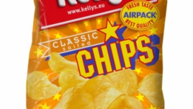 Eine Packung „Kelly's Classic Salted Chips“ vor einem orangefarbenen Hintergrund mit Sternen.