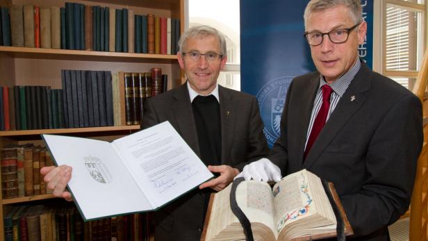 Rückgabe entzogene Bücher aus Alumnats-Bibliothek des Priesterseminars restituiert, Nazi-Raubkunst, Bibliothek Katholische Privatuniversität KTU, Linz, OÖUniv.Prof.Dr.Ewald Volgger OT Rektor und KonsR Dr. Johann Hintermaier Regens Priesterseminar Di^zese Linz