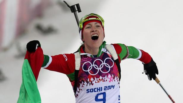 Biathletin Darja Domratschewa feiert bei den Olympischen Winterspielen 2014 in Sotschi.
