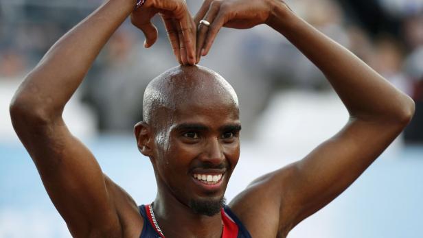 Mo Farah formt mit seinen Händen ein Herz über seinem Kopf.