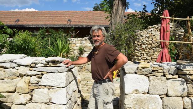 Franz Gyolcs in seinem Garten im Kleylehof, der rund sechs Kilometer außerhalb von Nickelsdorf liegt. Steine haben es dem Andauer Künstler angetan. An den Mauern hat er jahrelang gearbeitet Franz Gyolcs