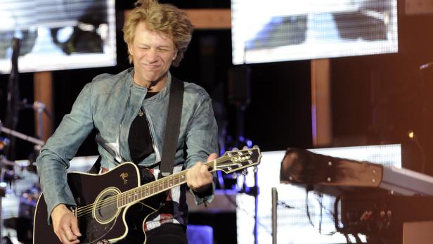 Jon Bon Jovi während eines Konzertes am Freitag, 17. Mai 2013 in Wien. FOTO: HERBERT P. OCZERET