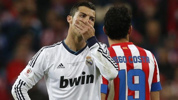 Real Madrid&#039;s Cristiano Ronaldo reacts after a goal by Atletico de Madrid&#039;s Miranda during their Spanish King&#039;s Cup final soccer match at Santiago Bernabeu stadium in Madrid May 17, 2013. REUTERS/Juan Medina (SPAIN - Tags: SPORT SOCCER)