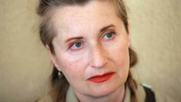 Porträt einer Frau mit roten Lippen und hochgesteckten Haaren.