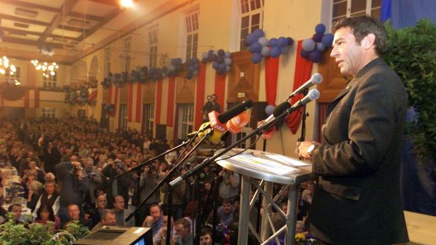 Hochamt der FPÖ, damals mit Jörg Haider, heute mit HC Strache: Politischer Aschermittwoch in der Jahnturnhalle in Ried im Innkreis.