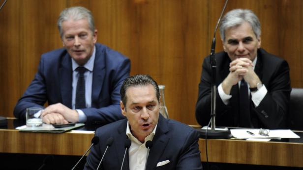 Vizekanzler Mitterlehner, Kanzler Faymann – und der lachende Dritte Strache: Er profitiert von der negativen Stimmung in Österreich.