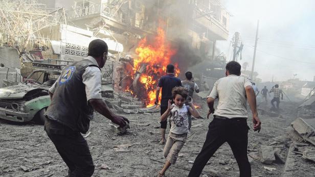 Ein Bub flüchtet vor den Bomben der syrischen Luftwaffe.
