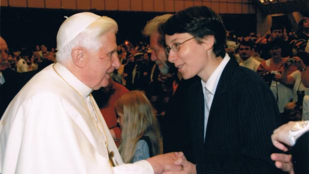 Doris Wagner, noch als Nonne, bei einem Treffen mit Papst Benedikt.