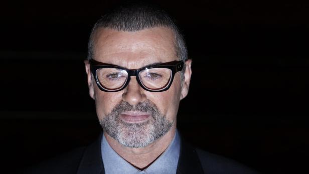 Ein Porträt von George Michael mit Brille und grauem Bart.