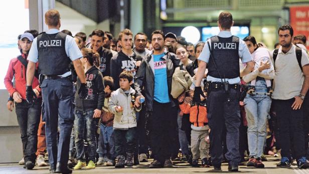 Flüchtlinge in München 64.000 Flüchtlinge sind seit der Öffnung der Grenzen in München angekommen. Am Wochenende musste der Hauptbahnhof in eine riesige Schlafstätte umfunktioniert werden