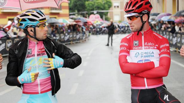 epa03705872 Overall leader, Italian cyclist Vincenzo Nibali of the Astana Pro team (l), speaks to British cyclist Mark Cavendish (r) of the Omega Pharma-Quick Step, at the start of the 14th stage of the 96th Giro d&#039;Italia from Cervere to Bardonecchia, Italy, 18 May 2013. EPA/DANIEL DAL ZENNARO